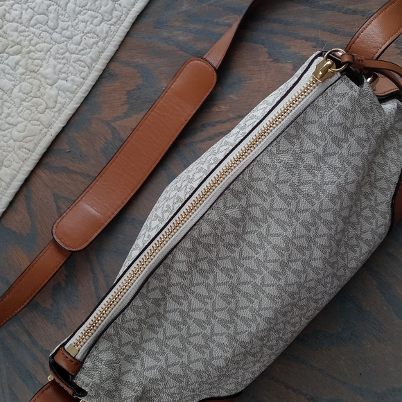 MICHAEL KORS BROWN AND WHITE CROSSBODY PURSE - Picture 13 of 13